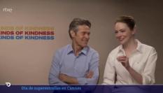 Los actores Emma Stone y Willem Dafoe, con Carlos del Amor.