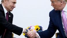 Putin y Trump se saludan en una reunión durante la cumbra del G20 en Osaka en 2019