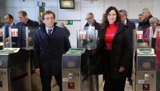 El regidor madrileño, Martínez-Almeida, y la presidenta madrileña, Isabel Díaz Ayuso; en el metro de Gran Vía.