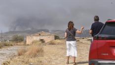 Dos personas observan cómo se propaga el incendio forestal el 10 de julio de 2026 en Los Gallardos, Almería, Andalucía, España.