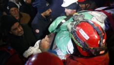 Rescate de un hombre con vida entre los escombros del terremoto en Turquía