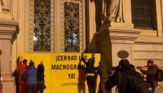 Activistas de Greenpeace bloquean el acceso principal al edificio del Ministerio de Agricultura, en protesta contra las macrogranjas.