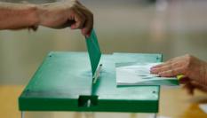 Una persona, a punto de depositar su papeleta