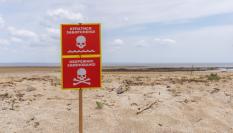 Campo de minas señalizado en la región de Jersón, cerca de la presa Nova Kakhovka.