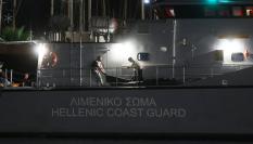 Traslado de varios cuerpos recuperados en el naufragio del pesquero en Grecia.
