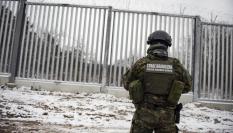 Un guardia fronterizo polaco frente a Bielorrusia