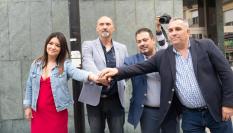 El portavoz del PP y nuevo alcalde de Maracena (Granada), Julio Pérez (2d), junto a los candidatos de Maracena Conecta 23, Amabel Adarve (i); de Vox, Juan Antonio Quesada (2i), y Quiero Maracena, Miguel Ángel Fernández (d), juntan las manos tras alcanzar un preacuerdo a cuatro para gobernar en el Ayuntamiento.