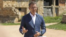 El presidente del PP, Alberto Núñez Feijóo, ha reivindicado este sábado la importancia de la política de proximidad y su compromiso con la España rural con su presencia en la constitución del Ayuntamiento de Celadas.