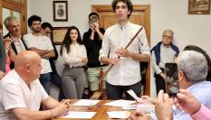 Ismael Maestro, el candidato municipal más joven de La Rioja, ha sido el primero en tomar posesión de su cargo como alcalde de San Millán de la Cogolla, apenas un minuto pasada la medianoche de este viernes.