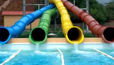 Toboganes de un parque acuático