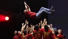 Los jugadores de la selección española mantean al seleccionador, Luis de la Fuente, durante la celebración