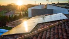 Paneles solares instalados en una vivienda en España