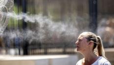 Una joven intenta refrescarse cerca del Coliseo romano en agosto de 2022