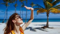 Una mujer mirando al sol.