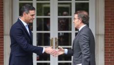 Pedro Sánchez y Núñez Feijóo, en una imagen de archivo en la escalinata de Moncloa.