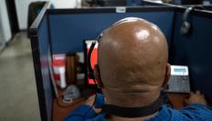 Un trabajador de un 'call center', en una imagen de archivo