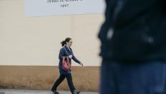 Una mujer pasa frente a la planta de Marie Claire