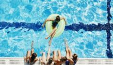 Jóvenes en una piscina comunitaria