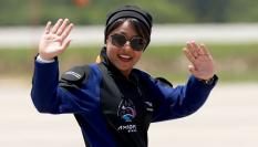 Rayyanah Barnawi saluda después de regresar a la Tierra desde la Estación Espacial Internacional.