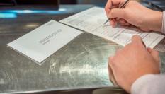 Una persona rellena un formulario para votar por Correo el 14 de junio de 2023.