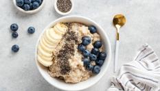 Un bol de avena, arándanos y plátano.
