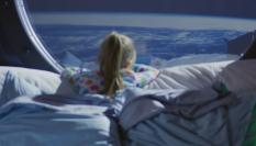 Ilustración de una niña mirando por la ventana de una nave espacial.