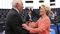 Josep Borrell y Ursula von der Leyen se saludan cariñosamente en el Parlamento Europeo