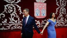 La candidata del PP Isabel Díaz Ayuso (d) junto al líder del PP, Alberto Núñez Feijóo, posan con motivo de la toma de posesión de Ayuso como presidenta de la Comunidad de Madrid para comenzar su tercer mandato, en un acto celebrado este viernes en la sede de la Comunidad.
