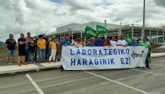 Protesta del sindicato vasco EHNE contra Eskusaitzeta de San Sebastián.