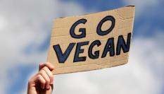 Un cartel que reza 'vamos vegano'.