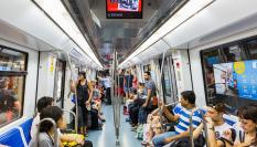 Foto de archivo de pasajeros en el metro de Barcelona
