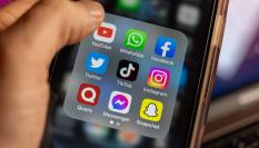 Foto de archivo de un teléfono con aplicaciones.