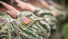 Imagen de archivo de un detalle del saludo de militares estadounidenses.
