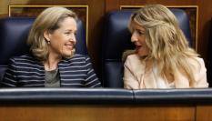La vicepresidenta primera, Nadia Calviño, y la segunda, Yolanda Díaz; en una imagen de archivo en el Congreso.