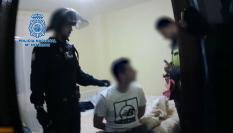 Momento de la detención del último de la saga de alucineros más buscada en Madrid.