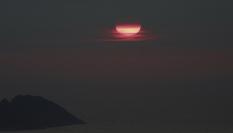 Vista de la nube de humo que desprenden los incendios de Canadá desde el monte Cepudo de Vigo.