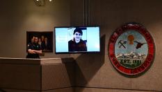 El retrato de Anderson Lee Aldrich proyectado sobre una pantalla en la rueda de prensa posterior al juicio.