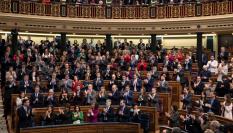 Los diputados del PSOE y de Unidas Podemos aplauden tras la votación de investidura que dio la presidencia del Gobierno a la coalición de ambos partidos el 4 de febrero de 2020.