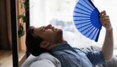 Un hombre que no puede más de calor en su casa.