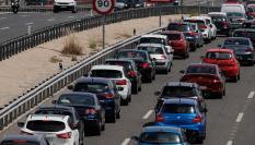 Atasco en la A-3 en la salid de Madrid durante el Puente de Mayo.