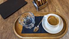 ¿Por qué hay lugares que te sirven un vaso de agua cuando pides un café?