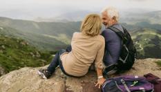 Dos personas mayores, disfrutando de las vistas, en una escapada