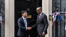 El 'premier' británico, Rishi Sunak, recibiendo en Downin Street al presidente de Ruanda, Paul Kagame.