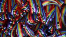 Todos los invitados lucieron pulseras con la bandera arcoiris