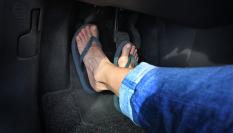 Una persona conduciendo con chanclas.