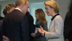 Imagen de archivo de Vladímir Putin junto a la presidenta de la Comisión Europea, Ursula von der Leyen.