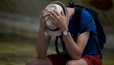 Un hombre se protege como puede en un día de calor fuerte en Sevilla