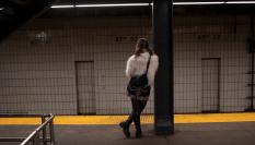 Una mujer espera la llegada del metro
