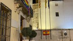 Bandera LGTBI y preconstitucional en el Ayuntamiento de Albaida