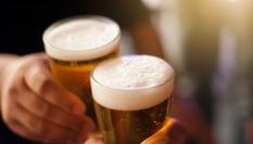 Dos vasos de cerveza.